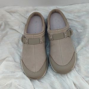 Easy Spirit tan vrgren ladies clogs